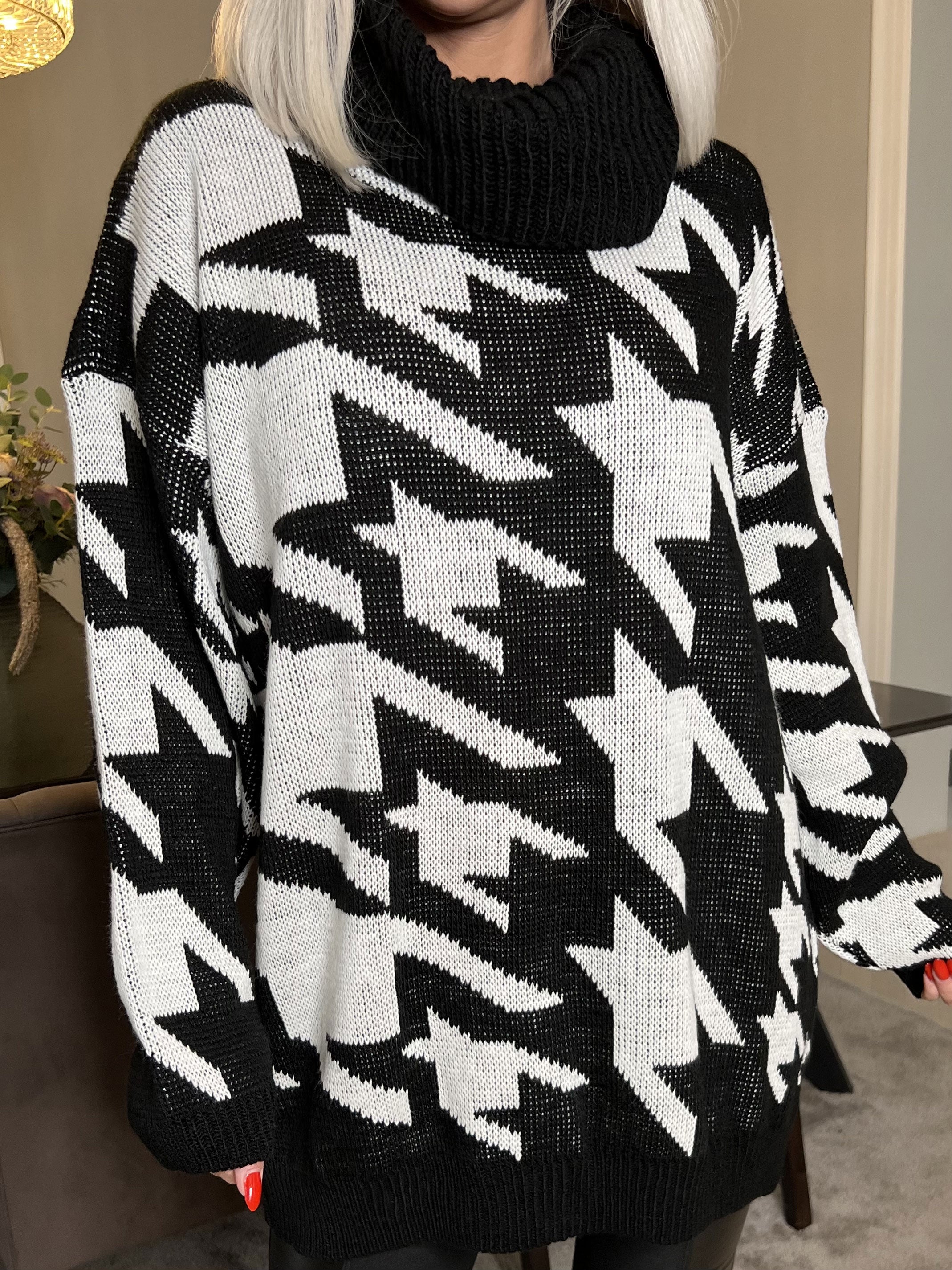 Isla - Plus size strik med hanefjedstern og rullekrave